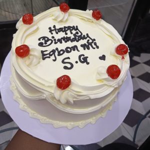 8inch one layer 2 flavors Redvelvet and vanilla Whipped cream