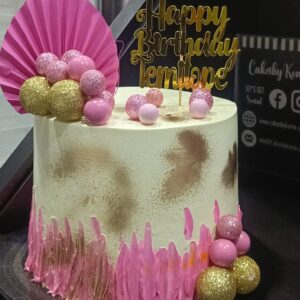 8inch 2 layer  Whipped cream  Vanilla chocolate Redvelvet